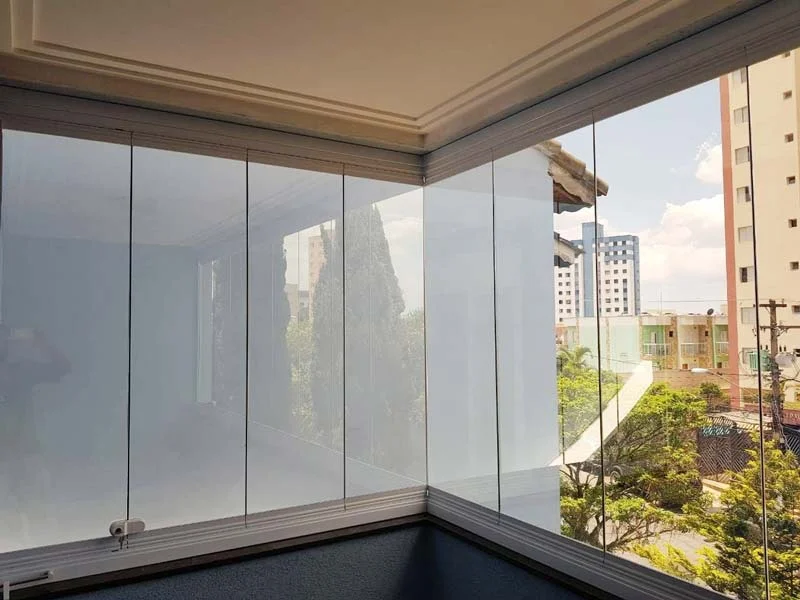 Projeto Eucaglass: fechamento de sacada em vidro com deslizamento sem roldanas